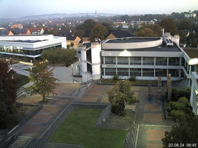 Foto der Webcam: Verwaltungsgebäude, Innenhof mit Audimax, Hörsaal-Gebäude 1