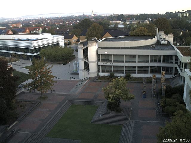 Foto der Webcam: Verwaltungsgebäude, Innenhof mit Audimax, Hörsaal-Gebäude 1