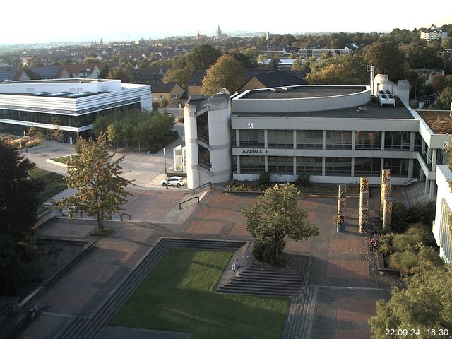 Foto der Webcam: Verwaltungsgebäude, Innenhof mit Audimax, Hörsaal-Gebäude 1