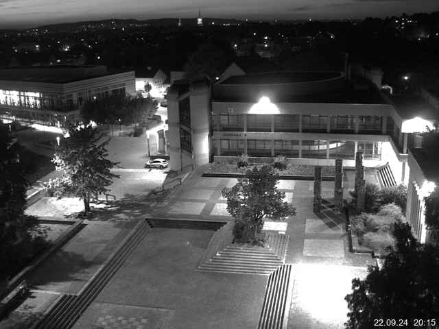 Foto der Webcam: Verwaltungsgebäude, Innenhof mit Audimax, Hörsaal-Gebäude 1