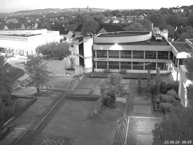 Foto der Webcam: Verwaltungsgebäude, Innenhof mit Audimax, Hörsaal-Gebäude 1