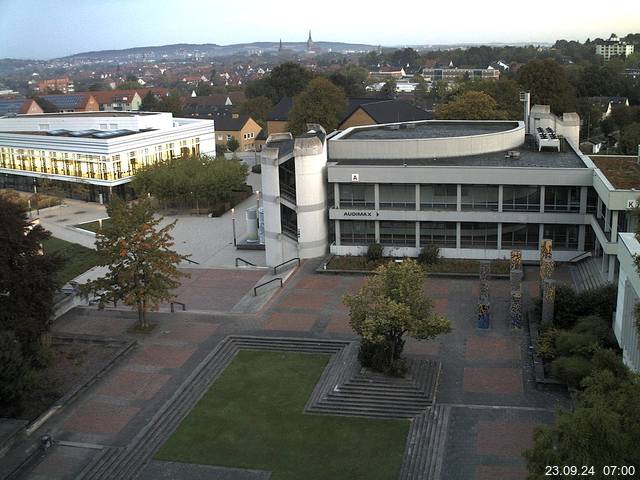 Foto der Webcam: Verwaltungsgebäude, Innenhof mit Audimax, Hörsaal-Gebäude 1