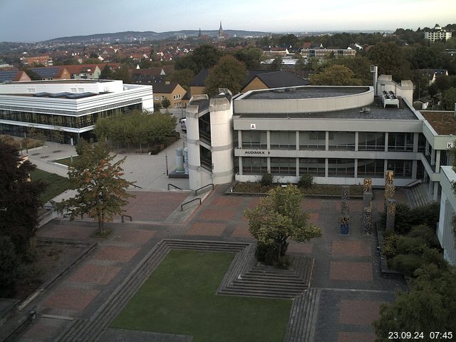 Foto der Webcam: Verwaltungsgebäude, Innenhof mit Audimax, Hörsaal-Gebäude 1