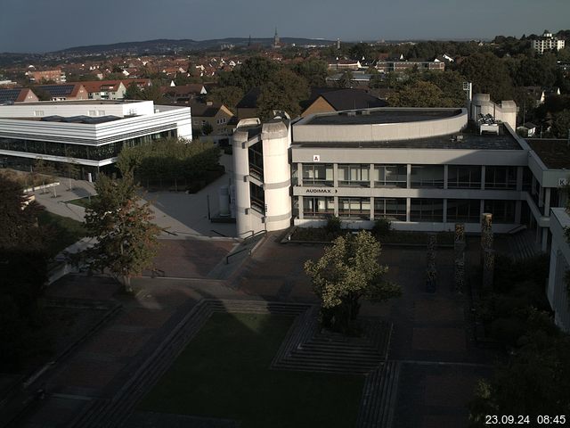 Foto der Webcam: Verwaltungsgebäude, Innenhof mit Audimax, Hörsaal-Gebäude 1