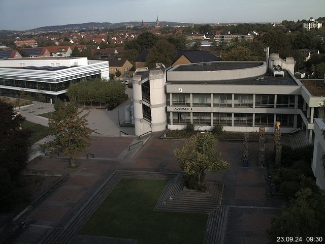 Foto der Webcam: Verwaltungsgebäude, Innenhof mit Audimax, Hörsaal-Gebäude 1