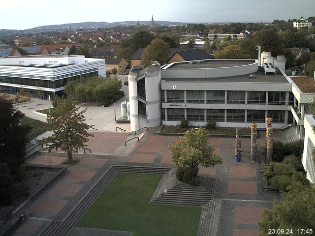 Foto der Webcam: Verwaltungsgebäude, Innenhof mit Audimax, Hörsaal-Gebäude 1