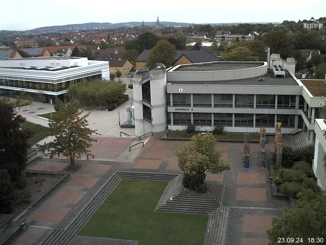 Foto der Webcam: Verwaltungsgebäude, Innenhof mit Audimax, Hörsaal-Gebäude 1