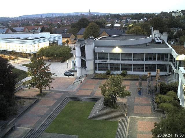 Foto der Webcam: Verwaltungsgebäude, Innenhof mit Audimax, Hörsaal-Gebäude 1