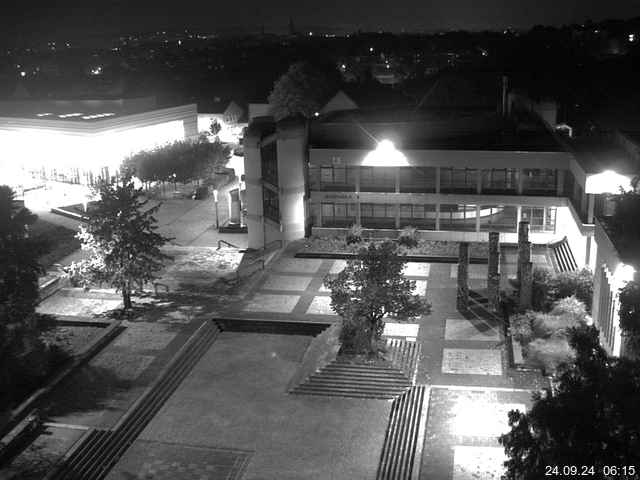 Foto der Webcam: Verwaltungsgebäude, Innenhof mit Audimax, Hörsaal-Gebäude 1