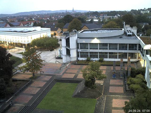 Foto der Webcam: Verwaltungsgebäude, Innenhof mit Audimax, Hörsaal-Gebäude 1