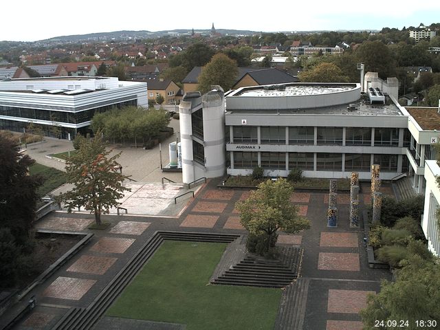 Foto der Webcam: Verwaltungsgebäude, Innenhof mit Audimax, Hörsaal-Gebäude 1