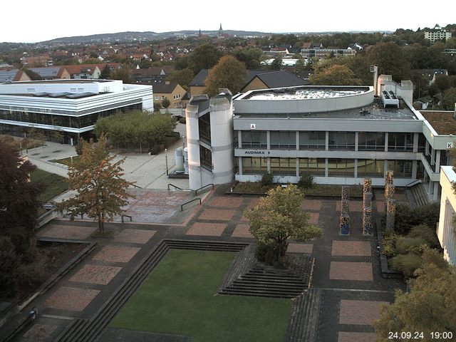 Foto der Webcam: Verwaltungsgebäude, Innenhof mit Audimax, Hörsaal-Gebäude 1