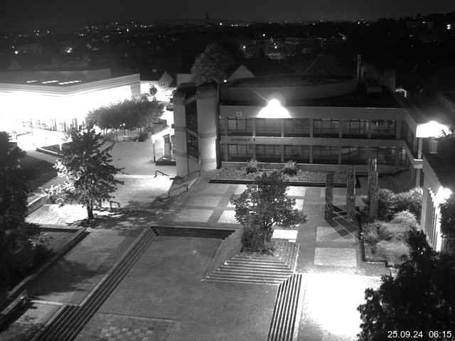 Foto der Webcam: Verwaltungsgebäude, Innenhof mit Audimax, Hörsaal-Gebäude 1