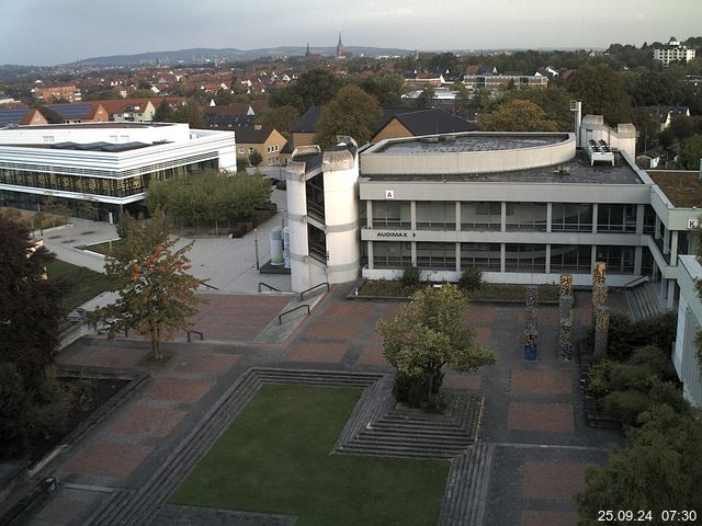 Foto der Webcam: Verwaltungsgebäude, Innenhof mit Audimax, Hörsaal-Gebäude 1