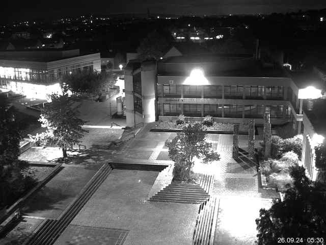 Foto der Webcam: Verwaltungsgebäude, Innenhof mit Audimax, Hörsaal-Gebäude 1