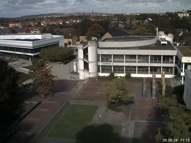 Foto der Webcam: Verwaltungsgebäude, Innenhof mit Audimax, Hörsaal-Gebäude 1