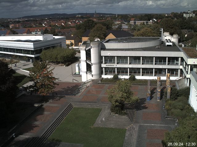 Foto der Webcam: Verwaltungsgebäude, Innenhof mit Audimax, Hörsaal-Gebäude 1