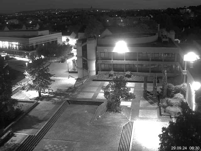 Foto der Webcam: Verwaltungsgebäude, Innenhof mit Audimax, Hörsaal-Gebäude 1