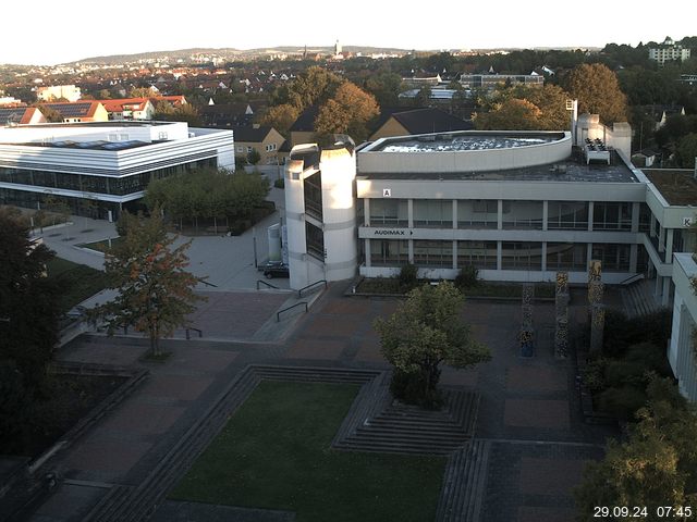 Foto der Webcam: Verwaltungsgebäude, Innenhof mit Audimax, Hörsaal-Gebäude 1