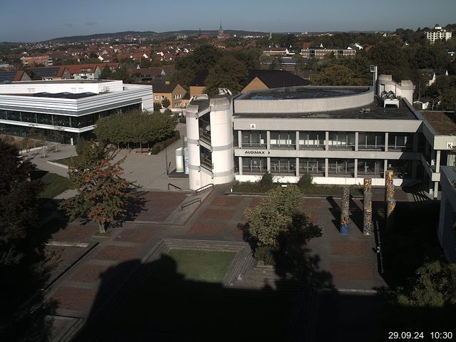 Foto der Webcam: Verwaltungsgebäude, Innenhof mit Audimax, Hörsaal-Gebäude 1