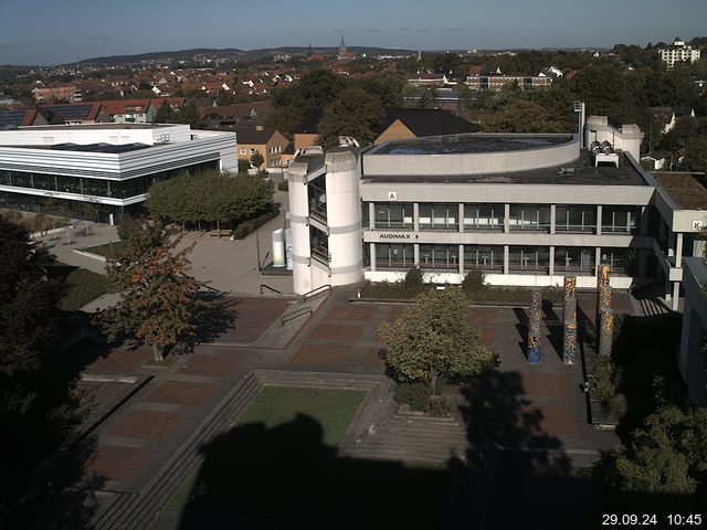 Foto der Webcam: Verwaltungsgebäude, Innenhof mit Audimax, Hörsaal-Gebäude 1