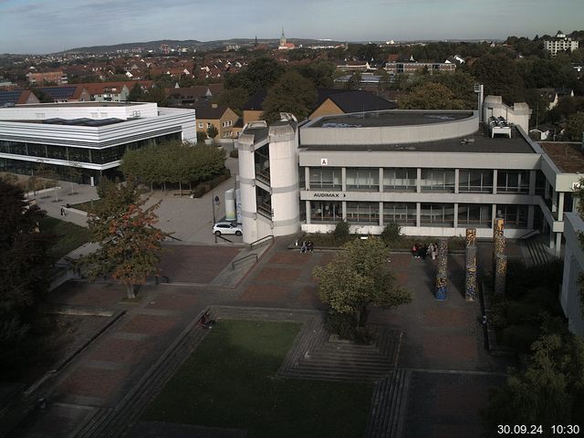 Foto der Webcam: Verwaltungsgebäude, Innenhof mit Audimax, Hörsaal-Gebäude 1