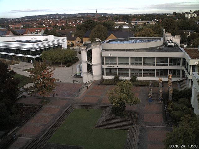 Foto der Webcam: Verwaltungsgebäude, Innenhof mit Audimax, Hörsaal-Gebäude 1