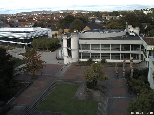 Foto der Webcam: Verwaltungsgebäude, Innenhof mit Audimax, Hörsaal-Gebäude 1