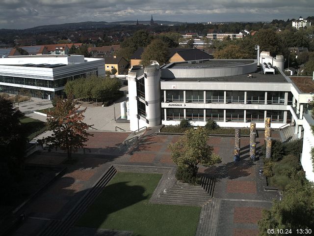 Foto der Webcam: Verwaltungsgebäude, Innenhof mit Audimax, Hörsaal-Gebäude 1