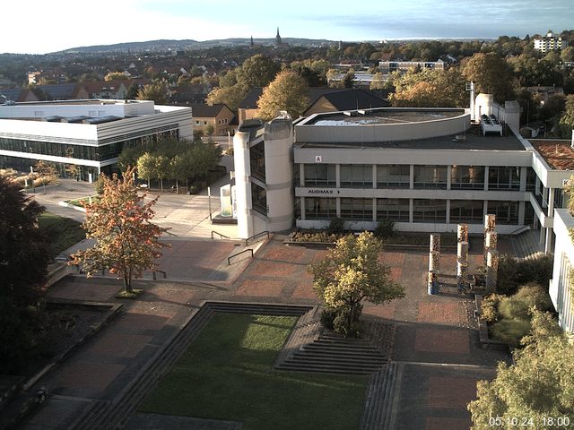 Foto der Webcam: Verwaltungsgebäude, Innenhof mit Audimax, Hörsaal-Gebäude 1