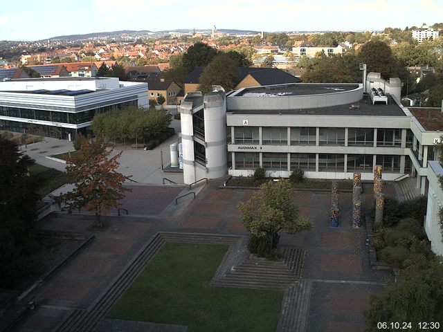 Foto der Webcam: Verwaltungsgebäude, Innenhof mit Audimax, Hörsaal-Gebäude 1