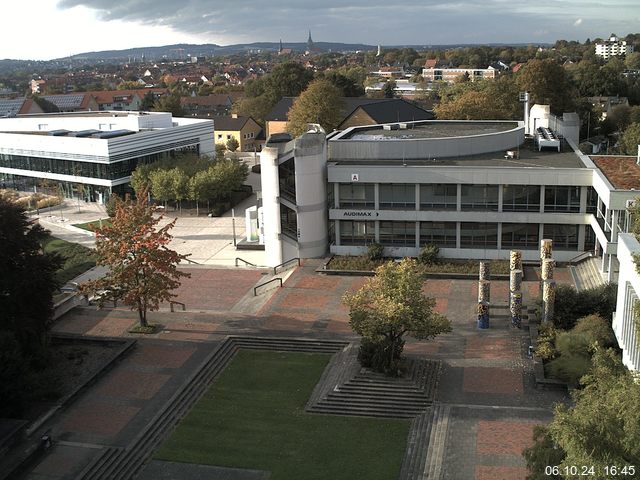 Foto der Webcam: Verwaltungsgebäude, Innenhof mit Audimax, Hörsaal-Gebäude 1