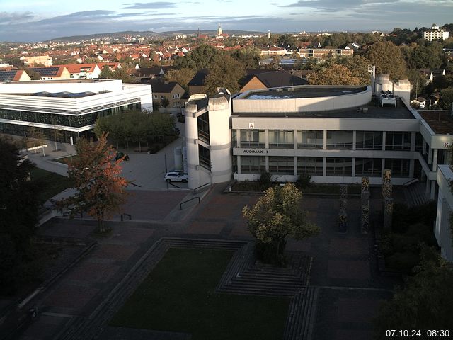 Foto der Webcam: Verwaltungsgebäude, Innenhof mit Audimax, Hörsaal-Gebäude 1