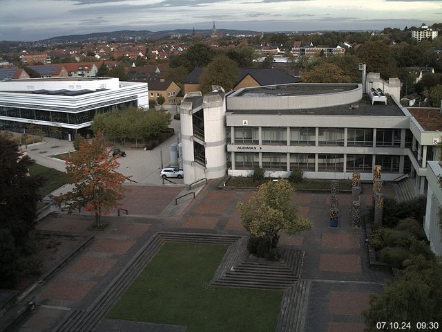 Foto der Webcam: Verwaltungsgebäude, Innenhof mit Audimax, Hörsaal-Gebäude 1