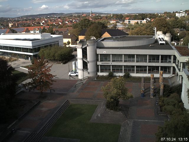 Foto der Webcam: Verwaltungsgebäude, Innenhof mit Audimax, Hörsaal-Gebäude 1