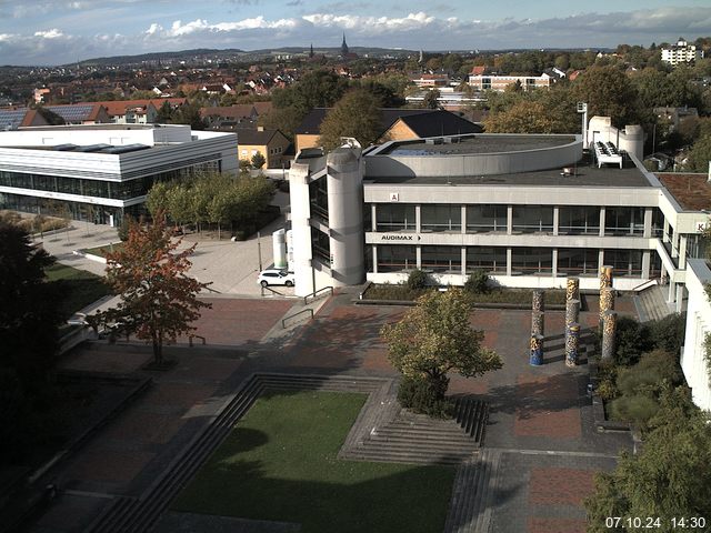 Foto der Webcam: Verwaltungsgebäude, Innenhof mit Audimax, Hörsaal-Gebäude 1