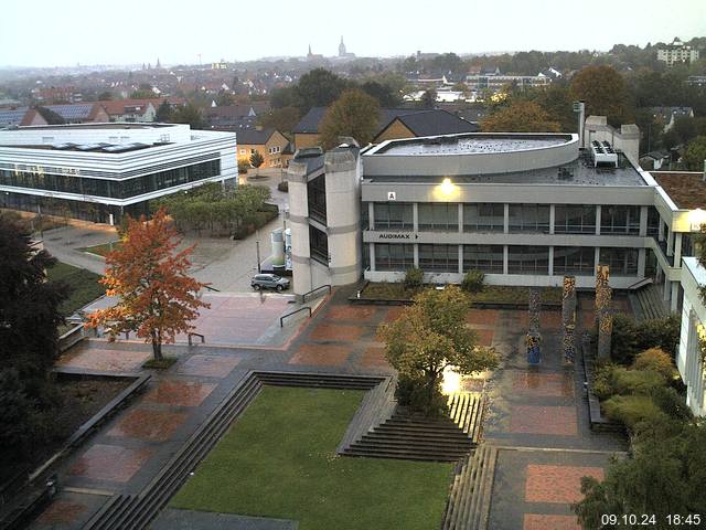 Foto der Webcam: Verwaltungsgebäude, Innenhof mit Audimax, Hörsaal-Gebäude 1