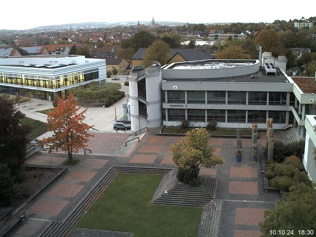 Foto der Webcam: Verwaltungsgebäude, Innenhof mit Audimax, Hörsaal-Gebäude 1