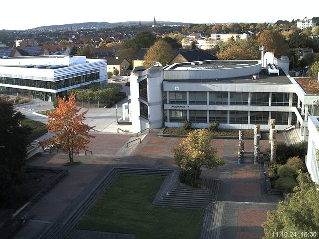 Foto der Webcam: Verwaltungsgebäude, Innenhof mit Audimax, Hörsaal-Gebäude 1