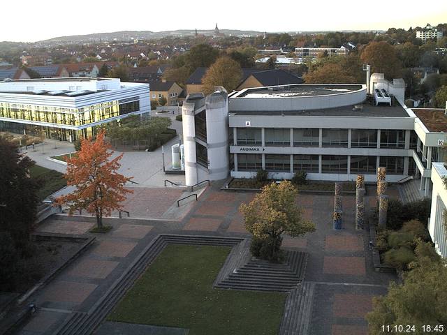 Foto der Webcam: Verwaltungsgebäude, Innenhof mit Audimax, Hörsaal-Gebäude 1