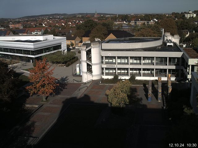 Foto der Webcam: Verwaltungsgebäude, Innenhof mit Audimax, Hörsaal-Gebäude 1