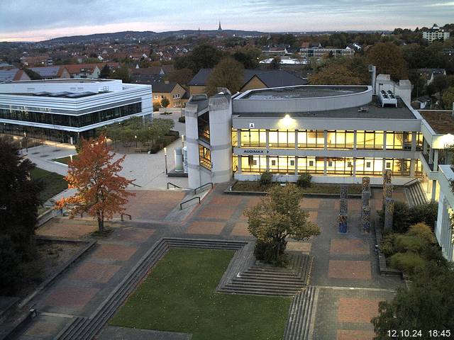 Foto der Webcam: Verwaltungsgebäude, Innenhof mit Audimax, Hörsaal-Gebäude 1