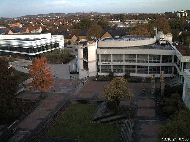 Foto der Webcam: Verwaltungsgebäude, Innenhof mit Audimax, Hörsaal-Gebäude 1