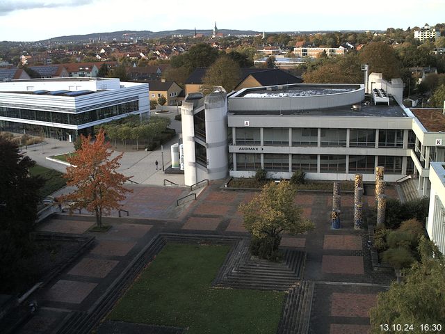 Foto der Webcam: Verwaltungsgebäude, Innenhof mit Audimax, Hörsaal-Gebäude 1