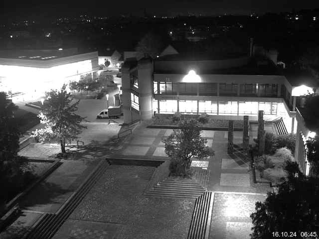 Foto der Webcam: Verwaltungsgebäude, Innenhof mit Audimax, Hörsaal-Gebäude 1