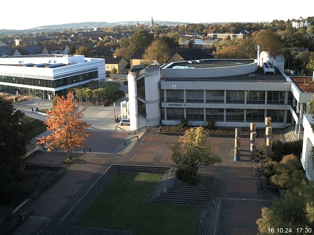 Foto der Webcam: Verwaltungsgebäude, Innenhof mit Audimax, Hörsaal-Gebäude 1