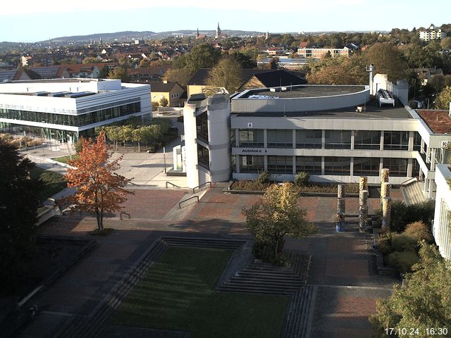 Foto der Webcam: Verwaltungsgebäude, Innenhof mit Audimax, Hörsaal-Gebäude 1