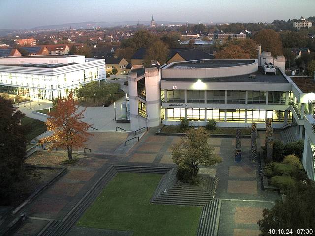 Foto der Webcam: Verwaltungsgebäude, Innenhof mit Audimax, Hörsaal-Gebäude 1