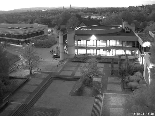 Foto der Webcam: Verwaltungsgebäude, Innenhof mit Audimax, Hörsaal-Gebäude 1