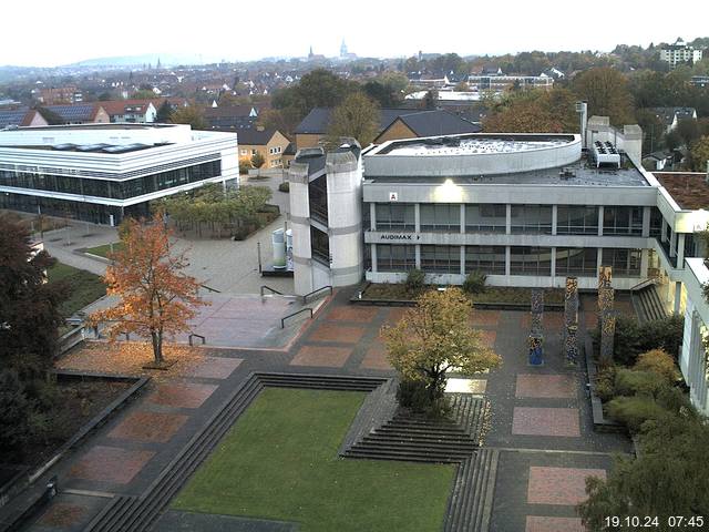 Foto der Webcam: Verwaltungsgebäude, Innenhof mit Audimax, Hörsaal-Gebäude 1